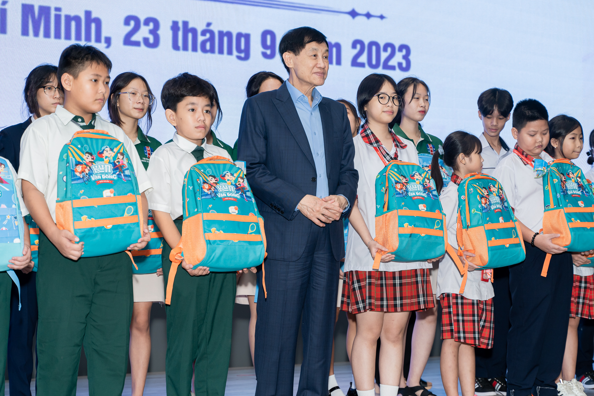 Ông Johnathan Hạnh Nguyễn cùng con gái Tiên Nguyễn tham gia Họp mặt đầu năm học của Quỹ học bổng Vừ A Dính